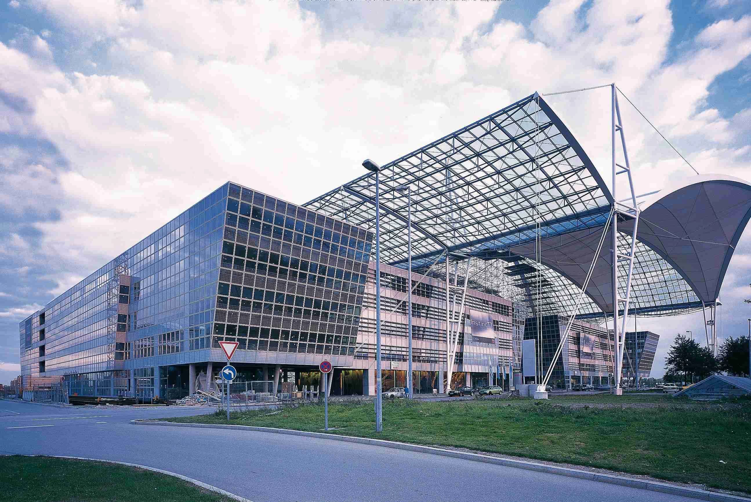 Ocars operations office at Munich Airport, staffed daily 08:00–22:00 CET for partner concierges and travel agents.