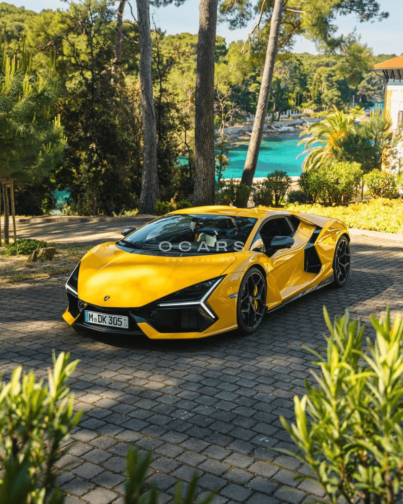 Lamborghini Revuelto 1